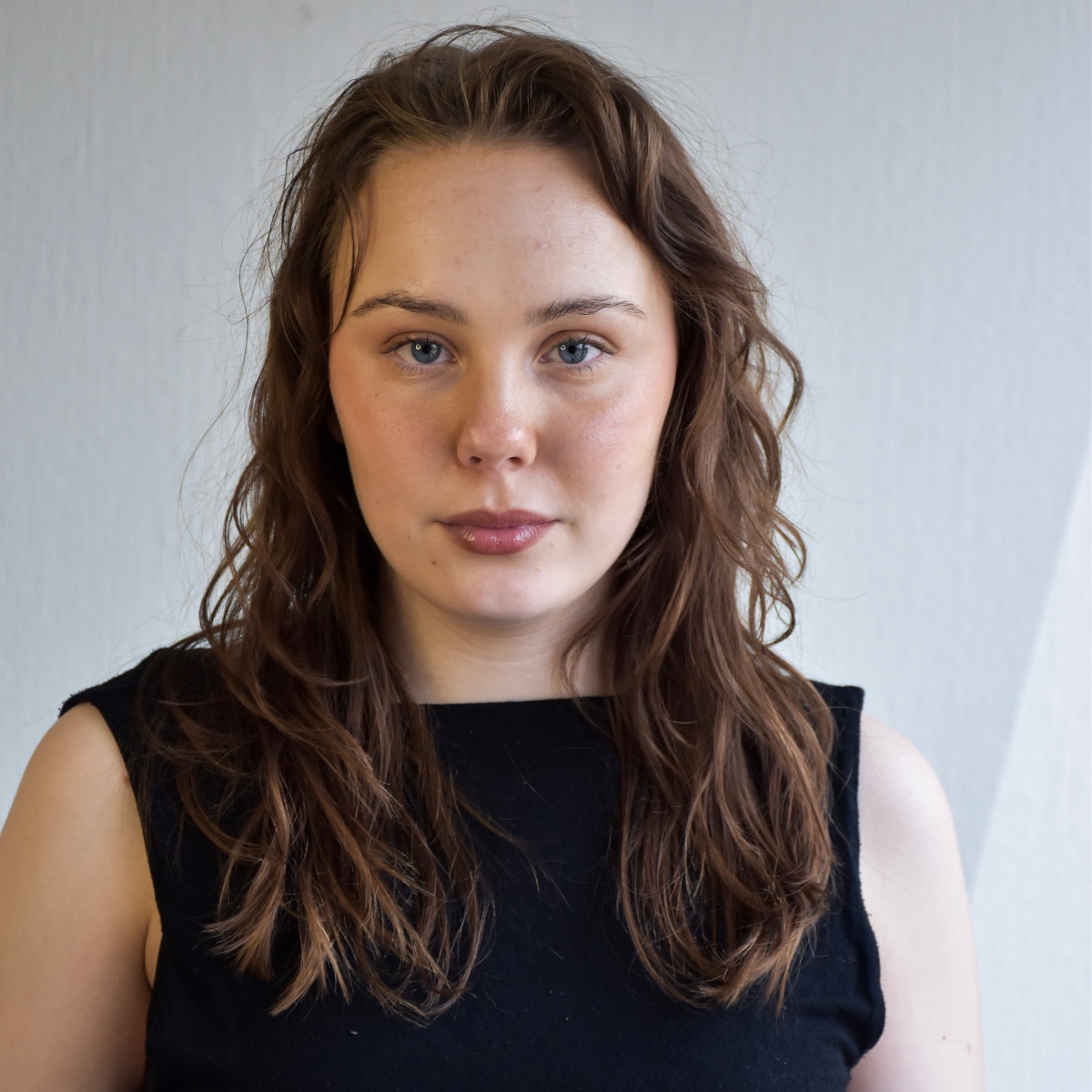 nora alvina bergström headshot mars 2026.jpg